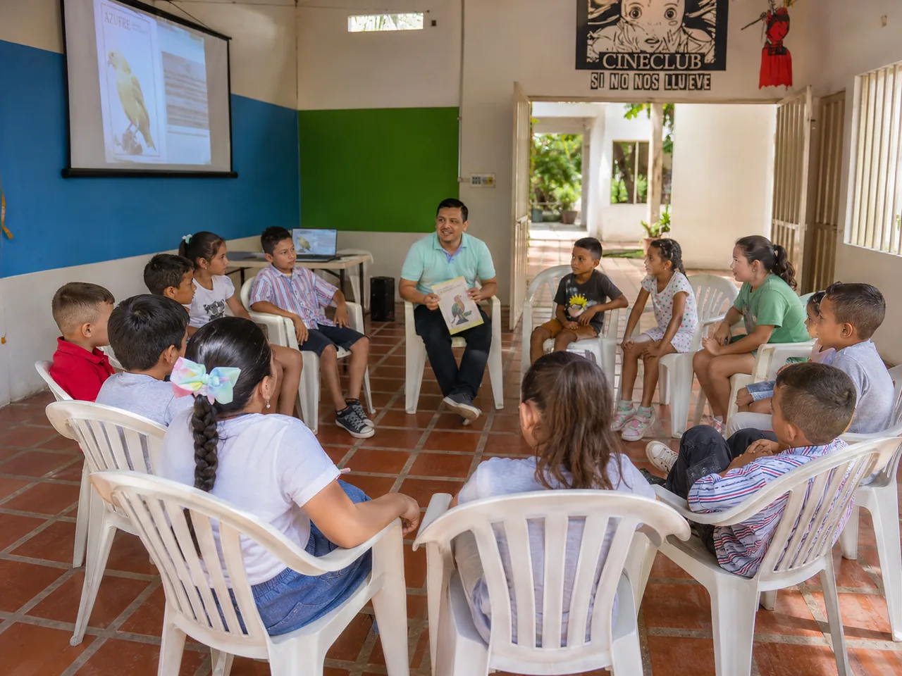 Sesión educativa con niños y un facilitador en Escuela Laboratorio Verde Belén